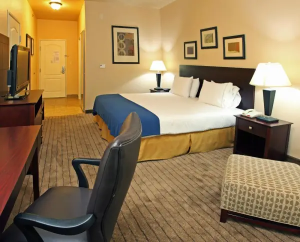 Holiday Inn Express Hotel & Suites Marshall, an IHG Hotel 4