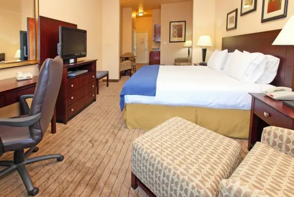 Holiday Inn Express Hotel & Suites Marshall, an IHG Hotel 5