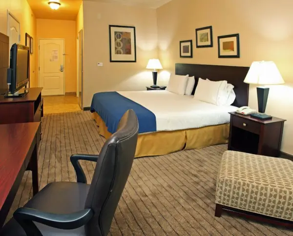 Holiday Inn Express Hotel & Suites Marshall, an IHG Hotel 7